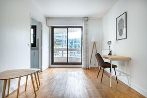 Interior - Blueground | Levallois Perret, balcony, nr Seine (Paris)