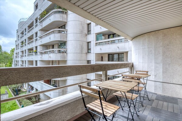 Outdoor dining - Blueground | Levallois Perret, balcony, nr Seine (Paris)