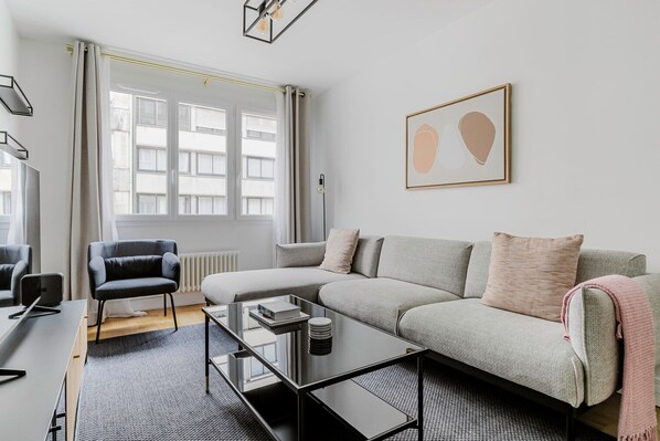 TV, stereo - Blueground | Auteuil, nr Seine & sports (Paris)