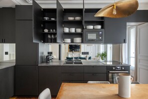 Réfrigérateur, micro-ondes, four, plaque de cuisson