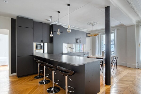 Réfrigérateur, micro-ondes, four, plaque de cuisson