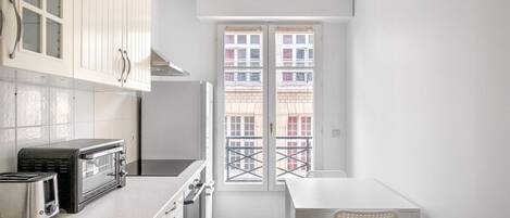 Kühlschrank, Mikrowelle, Ofen, Herdplatte