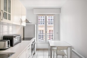 Een koelkast, een microgolfoven, een oven, een kookplaat