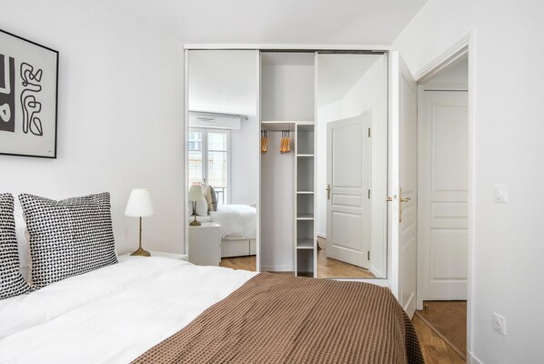 1 slaapkamer, een strijkplank/strijkijzer, wifi, beddengoed