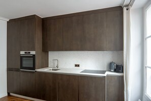 Fridge, microwave, oven, stovetop - Blueground | Saint-Honoré, nr opera (Paris)