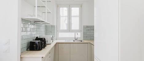 Geladeira, micro-ondas, fogão, cooktop