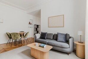 TV, stereo - Blueground | Pigalle, washer, nr festive area (Paris)