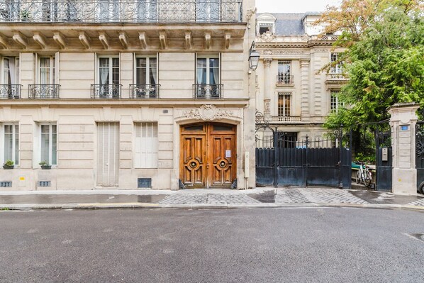 Exterior - Blueground | Pigalle, washer, nr festive area (Paris)