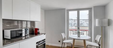 Réfrigérateur, micro-ondes, four, plaque de cuisson