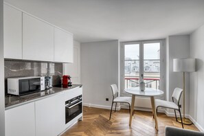 Een koelkast, een microgolfoven, een oven, een kookplaat