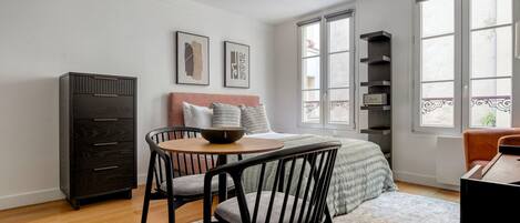 Iron/ironing board, WiFi, bed sheets