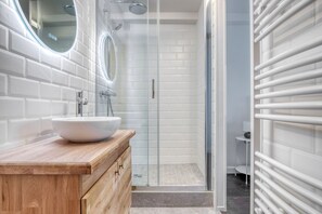 Hårføner og håndklær