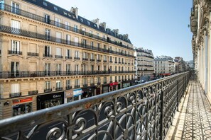 Un immeuble à plusieurs étages doté de balcons et de devantures de magasins, avec une enseigne bien visible indiquant « Selectour ».