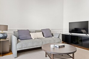 TV, stereo - Blueground | Trocadero, courtyard, nr museums (Paris)