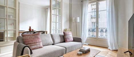 Una televisión, un reproductor estéreo