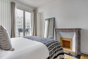 2 bedrooms, iron/ironing board, WiFi, bed sheets - Blueground | Canal St Martin, nr train station (Paris)
