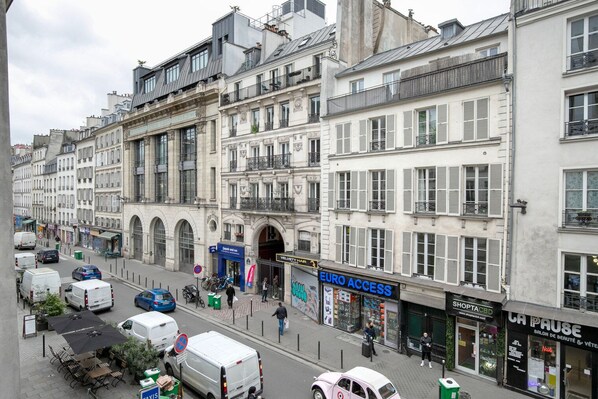A street view with a Euro Access store, a Velu Hair salon, and a shop named SHOPTACBD.