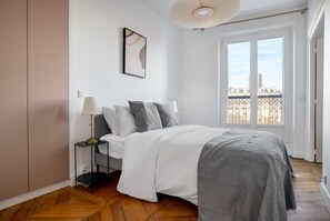 3 bedrooms, iron/ironing board, WiFi, bed sheets - Blueground | Batignolles, nr park (Paris)