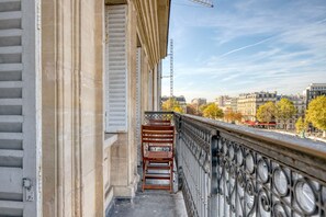 Property grounds - Blueground | Batignolles, nr park (Paris)