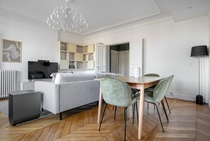 Dining - Blueground | Batignolles, nr park (Paris)