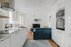 Fridge, microwave, oven, stovetop - Blueground | Commerce, close to offices & shops (Paris)