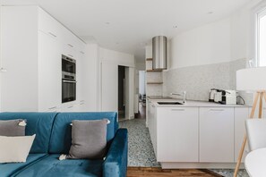 Interior - Blueground | Commerce, close to offices & shops (Paris)