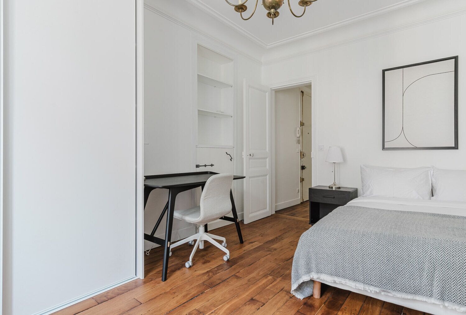 Une chambre à coucher avec un lit, un bureau et une chaise.