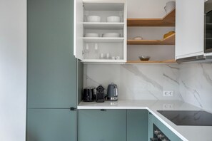 Kühlschrank, Mikrowelle, Ofen, Herdplatte