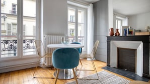 Eine moderne Küche mit einem runden Esstisch, zwei Stühlen und einem Kamin.