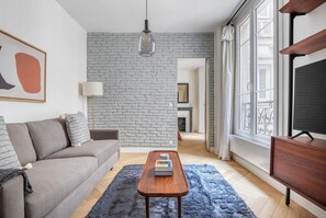 TV, stereo - Blueground | Batignolles, foodie area, nr park (Paris)