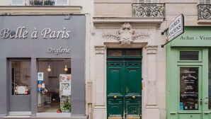 A storefront with a sign reading "Belle à Paris Onglerie." - Blueground | Jardin des Plantes, furnished (Paris)