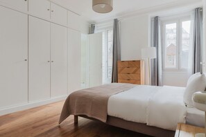 4 bedrooms, iron/ironing board, WiFi, bed sheets - Blueground | La Muette, walk to dining & shops (Paris)