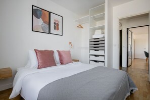 2 bedrooms, iron/ironing board, WiFi, bed sheets - Blueground | Gibauderie, balcony, nr station (Paris)