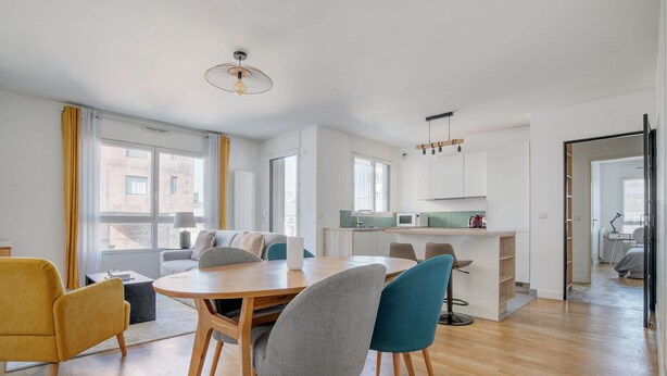 A modern apartment with a dining area, kitchen, and a bedroom. - Blueground | Gibauderie, balcony, nr station (Paris)