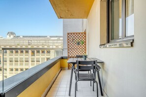 Outdoor dining - Blueground | Gibauderie, balcony, nr station (Paris)