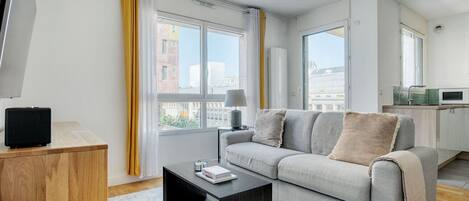 Een televisie en een stereo