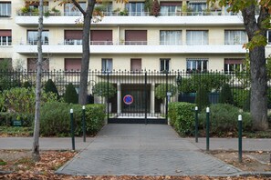 Exterior - Blueground | Pont de Neuilly, balcony, nr shops (Paris)