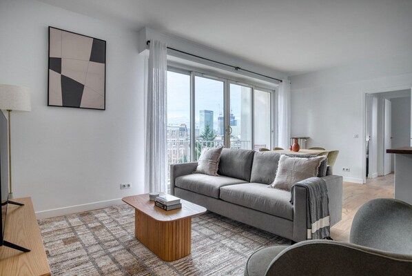 TV, stereo - Blueground | Pont de Neuilly, balcony, nr shops (Paris)