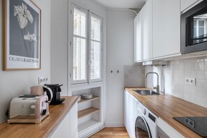 Fridge, microwave, oven, stovetop - Blueground | Anatole-France, fully furnished (Paris)