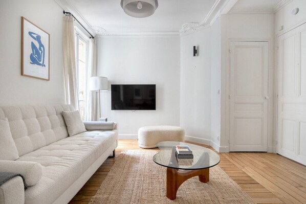 TV, stereo - Blueground | Anatole-France, fully furnished (Paris)
