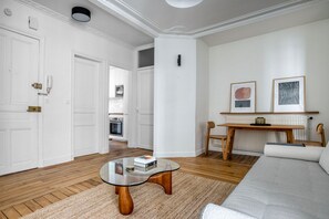 TV, stereo - Blueground | Anatole-France, fully furnished (Paris)