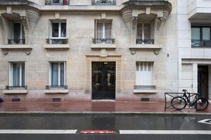 Exterior detail - Blueground | Anatole-France, fully furnished (Paris)