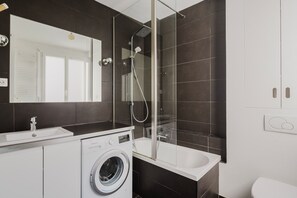 Hair dryer, towels - Blueground | Batignolles, nr shopping & food (Paris)