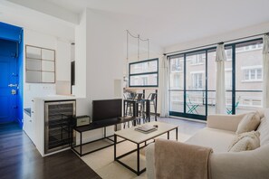 TV, stereo - Blueground | Batignolles, nr shopping & food (Paris)