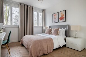 4 bedrooms, iron/ironing board, WiFi, bed sheets