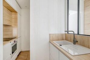 Fridge, microwave, oven, stovetop - Blueground | Auteuil, near park & tennis courts (Paris)