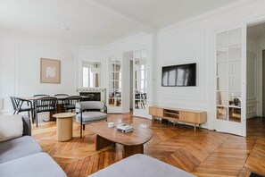 TV, stereo - Blueground | Passy, furnished & equipped (Paris)