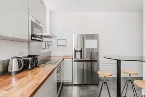 Frigorifero, microonde, forno, piano cottura