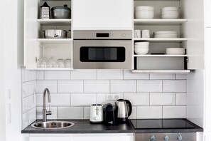 Kühlschrank, Mikrowelle, Ofen, Herdplatte