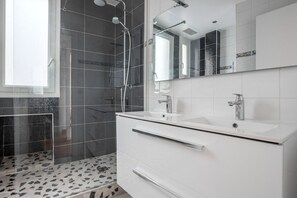 Hair dryer, towels - Blueground | La Motte-Picquet Grenelle, near shops (Paris)